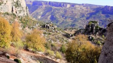 Büyüleyici dağ manzarası, kayalık kanyondaki sonbahar vadisinin panoramik manzarası. Yüksek sarp kayalıklar, geniş kayalar dağ manzarasını zenginleştiriyor. Manzaralı dağ manzarası için ideal.