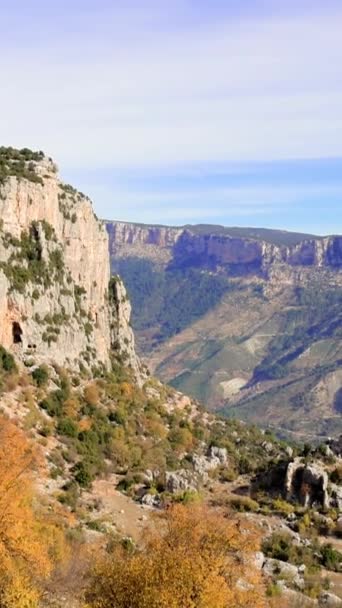 Vadi Kayalık Kanyonun Panoramik Manzarasında Sonbahar Ihtişamı Yüksek Kayalıklar Büyük — Stok video