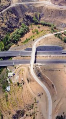 Dağ karayolu köprüsü, hava mühendisliği harikası. Köprü genişliği manzara, gösterişli otoyol tasarımı. Otoyol köprüsü dağ arazisi ve hava perspektifi ile bütünleşir. 