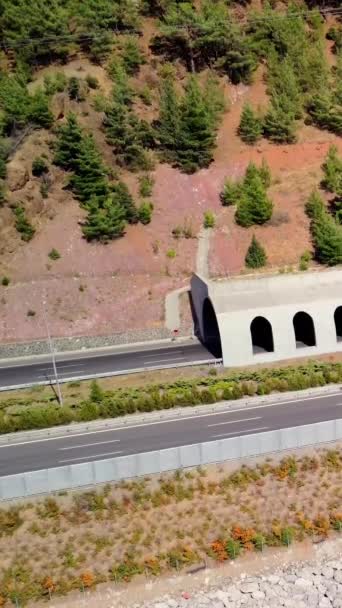 Hava Manzaralı Tünelli Bir Dağ Yolu Yaz Manzarasında Ulaşım Atardamarındaki — Stok video