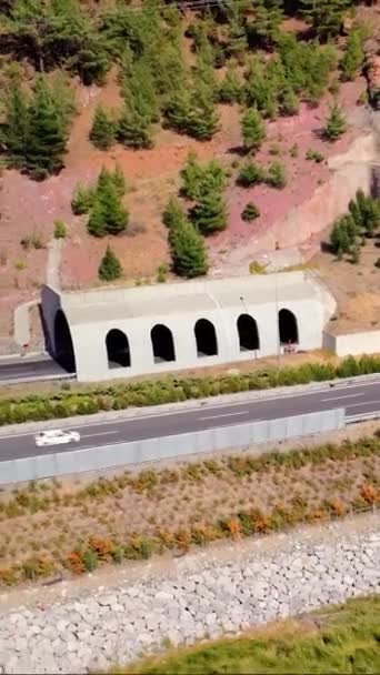 空中景观 有隧道的山路 夏天风景中的交通要道上的汽车 公路工程 山区隧道 交通路线航景 高质量的镜头 — 图库视频影像