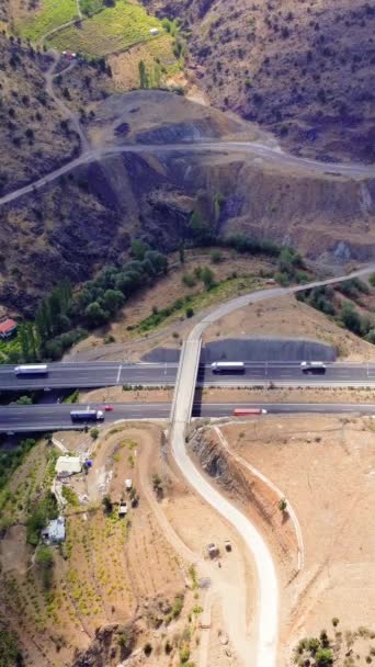 Autopista Montaña Vista Aérea Muestra Ingeniería Viaductos Viaducto Corta Través — Vídeo de stock