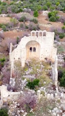 Okuzlu kilise kalıntıları üzerinde insansız hava aracı manzarası, tarihi bazilika sergileniyor. Eski Okuzlu kilisesi ve bazilikası insansız hava aracı tarafından ele geçirildi. Okuzlu 'nun tarihi kilise kalıntıları, havadan bakıldığında bazilika..