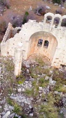 Okuzlu üzerindeki İHA görüşü, Yunan bazilikası ve tarihi kalıntıları ortaya çıkarıyor. Okuzlu 'daki Yunan bazilikası harabeleri insansız hava aracı tarafından ele geçirildi. Okuzlus antik Yunan Bazilikası, yukarıdan gelen tarihi bir manzara..