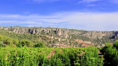 Uçsuz bucaksız tarımsal tarlalar teraslı dağ yamaçlarını süpürüyor. Teraslı tarım alanları dağların yamaçlarında gelişerek panoramik bir manzara yaratıyor. Yüksek kalite 4k görüntü