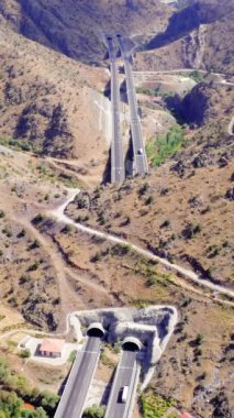 Drone, bir mühendislik başarısı olan dağ otoyolu tünelini yakalıyor. Dağ karayolu tüneli sergilendi, yukarıdan bir mühendislik harikası. Dağlardaki karayolu tünelinin havadan görünüşü, mühendislik mükemmelliği..