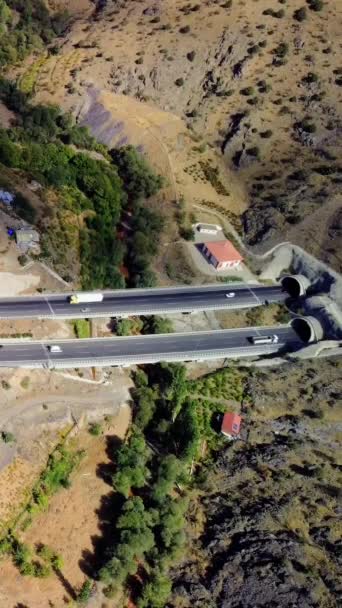 Letecký Snímek Zdůrazňuje Horský Dálniční Tunel Jako Životně Důležité Spojení — Stock video