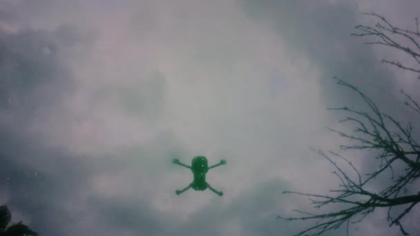 Ele Geçirilmiş Havada Süzülen Bir Dronun Gölgesi Açık Net Hareket — Stok video