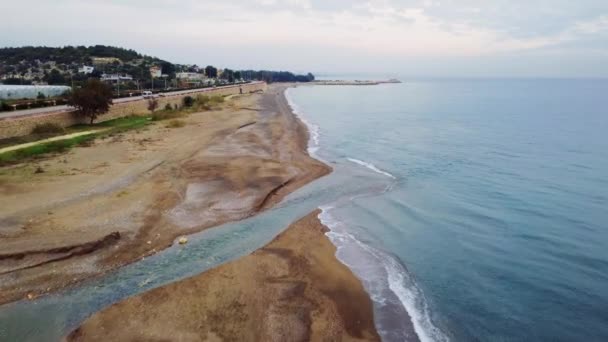 Drone Captura Fluxo Sinuoso Através Praia Areia Para Mar Pôr — Vídeo de Stock