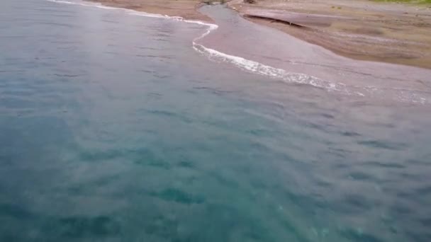 Drone Fångar Bäck Som Slingrar Sig Genom Stranden Och Möter — Stockvideo