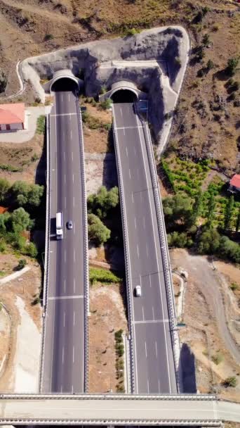 Aerial Menangkap Jalan Terowongan Pegunungan Sebuah Perjalanan Indah Jalan Tol — Stok Video