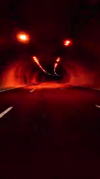 トンネルに入った車は 暗闇に包まれた高速道路 車からのトンネルアプローチ 高速道路の視点 車の景色から見たトンネルへのハイウェイの旅 — ストック動画