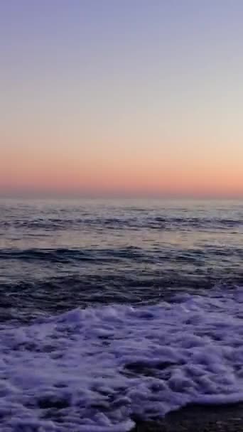 Sahilde Gün Batımında Dalgaların Yavaşça Kıyıya Vurduğu Bir Sahne Deniz — Stok video