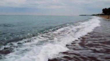  Kumda dalgaları kıran, sörf yapan, gün batımında el sallayan insansız hava araçları. Dinamik sörf yapar, dalga etkileşimini yakalar. Sörfün çarpıcı görüntüleri, dalga buluşma sahili. Yüksek kalite 4k görüntü