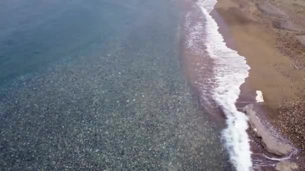 Drone Wychwytuje Dynamiczną Linię Surfingową Wzdłuż Wybrzeża Fale Spotykające Się — Wideo stockowe