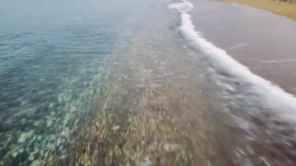 Drohne Gleitet Tief Über Strand Fängt Welle Ein Wasser Bei — Stockvideo