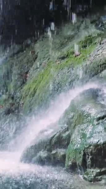 Odrzutowce Wodospadowe Kaskadowe Pokryte Mchem Kamienie Podkreślające Wodospad Piękno Mecha — Wideo stockowe