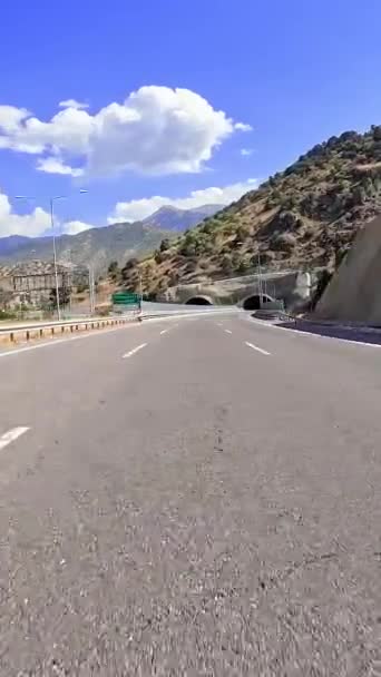 Mountain Road Aventura Visão Primeira Pessoa Dirigindo Asfalto Preto Curvilíneo — Vídeo de Stock