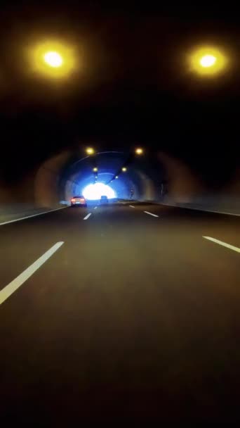 高速道路のトンネルを出ると 車の視点が最後に光を現します 高速トンネル体験 光に浮かぶ車の景色 高速トンネルを通る車の旅 暗闇から光への移行 — ストック動画