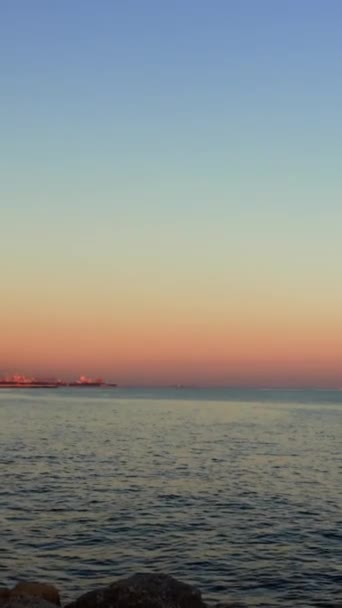 Закат Над Набережной Бросая Теплое Свечение Спокойные Морские Волны Набережные — стоковое видео