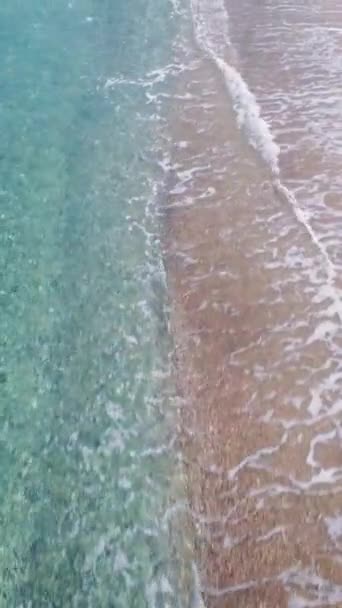 Drone Görüntüsü Sahil Boyunca Dalgaları Yakalar Kumlu Sörfün Denizle Buluşmasını — Stok video