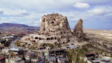 İnsansız hava aracı görüntüsü, Türkiye 'de bir kültür simgesi olan Uchisar Kalesi' ni ele geçirdi. Uchisars zengin tarihi Türkiye 'nin görkemli manzarasında sergilendi. Kapadokya 'nın bir mücevheri olan Uchisar' a yansıyan hindi mirası.