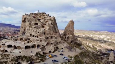 Bu insansız hava aracı görüntülerinde Uchisar Kalesi 'ni keşfedin. Cappadocia' da ziyaret edilmesi gereken bir yer. Uchisarlar nefes kesici manzaralar, seyahat meraklıları için mükemmel. Yüksek kalite 4k görüntü
