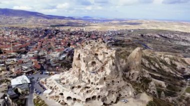 Drone bakış açısına göre Uchisar Şatosu Türkiye 'nin Kapadokya kentindeki antik cazibesini sergiliyor. Uchisars 'ın çağdışı mimarisi canlı gökyüzüne karşı tarihi önemini vurgular. Uchisars manzarası büyüleyici..