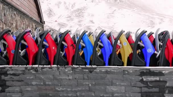 Kayak Merkezindeki Kızaklar Kış Sporlarına Hazır Kızak Karlı Dağlarda Kış — Stok video