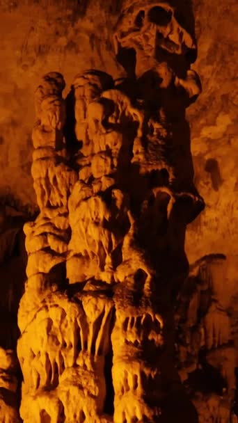 Ζωηρή Υπόγεια Γεωλογία Μια Σπηλιά Πλούσια Σταλακτίτες Εξερευνήστε Υπόγεια Γεωλογικά — Αρχείο Βίντεο