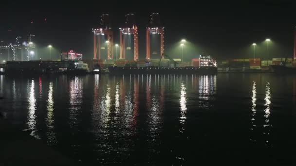 Szene Nachthafen Mit Frachtcontainerkränen Lichter Die Sich Wasser Spiegeln Frachtcontainerbetrieb — Stockvideo