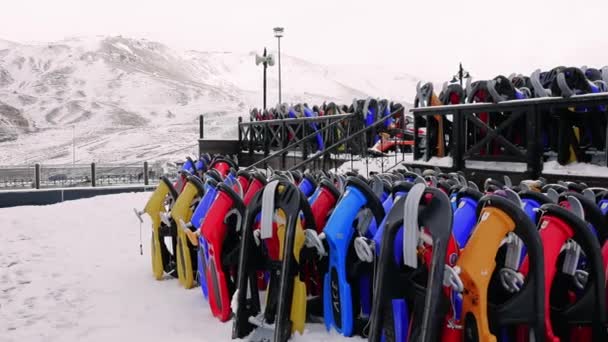 スキーリゾートのボルガンへの列は スリリングな降下のためにプッシュ 雪の斜面でトボガンの楽しみが待っています ウィンタースポーツの興奮は アクションの準備ができて Vogganラインナップに 高品質の4K映像 — ストック動画
