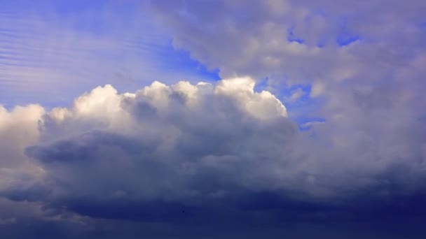 Gün Batımının Zamanı Gökyüzü Beyaz Bulutlar Fırtına Bulutlarına Dönüşüyor Dinginlikten — Stok video
