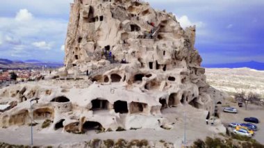 Drone, Kapadokya 'daki Uchisar Kaleleri' nin jeolojik ihtişamını ortaya çıkardı. Sersemletici jeolojik oluşumlar Uchisar çerçevesinde, Kapadokya 'nın jeolojik harikalarını vurguluyor. Yüksek kalite 4k görüntü