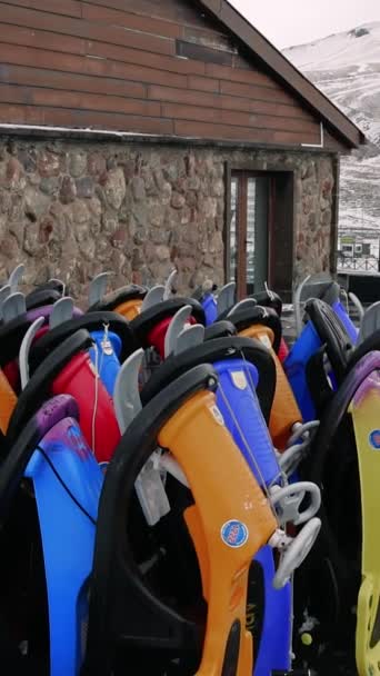 Μαξιλάρια Παρατάσσονται Για Διασκέδαση Στο Χιονοδρομικό Κέντρο Βουνό Έλκηθρο Περιπέτεια — Αρχείο Βίντεο