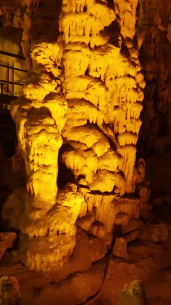 ストラクタイトで満たされた洞窟で地下の旅をします 地下旅行 石灰岩の不思議を発見する カラフルで古代の洞窟で地下旅行を体験してください 高品質の4K映像 — ストック動画
