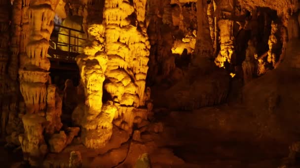 Cesta Podzemním Cestováním Jeskyni Plné Stalaktitů Objevte Podzemní Cestování Vápencové — Stock video
