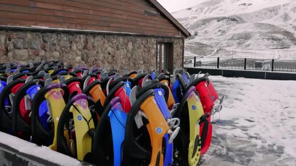 雪橇在滑雪胜地排成长队 享受高山乐趣 登山雪橇探险 在雪地里玩乐 有趣完美的三重唱给冬季运动爱好者 高质量的4K镜头 — 图库视频影像