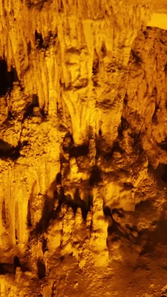 Objevte Podzemní Jeskynní Útvary Pulzující Stalaktity Stalagmity Vzdělávací Záběry Dávných — Stock video
