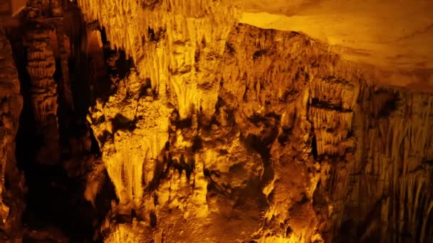 Відкрийте Себе Підземні Печерні Утворення Яскраві Сталагти Сталагміти Освітні Кадри — стокове відео