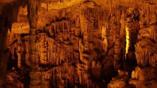 Explorați Misterul Peștera Stalactite Stalagmite Descoperiți Misterul Antic Formațiunile Peșteră — Videoclip de stoc