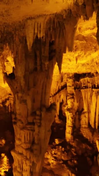 Εξερευνήστε Μυστήριο Σπηλιά Σταλακτίτες Σταλαγμίτες Αποκαλύψτε Μυστήριο Σπηλιές Αρχαίους Σχηματισμούς — Αρχείο Βίντεο