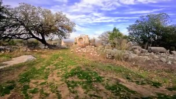 Perjalanan Reruntuhan Kuno Sepanjang Jalan Pegunungan Pedesaan Saat Matahari Terbenam — Stok Video