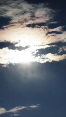 Gece gökyüzünde dolunay, zaman geçtikçe bulutlar. Geceleri bulutlu gökyüzü, mehtabı aydınlatan ay. Gece gökyüzünde Ay 'ın ve bulutların yer değiştirmesi karamsar bir atmosfer yaratıyor. Yüksek kalite 4k görüntü