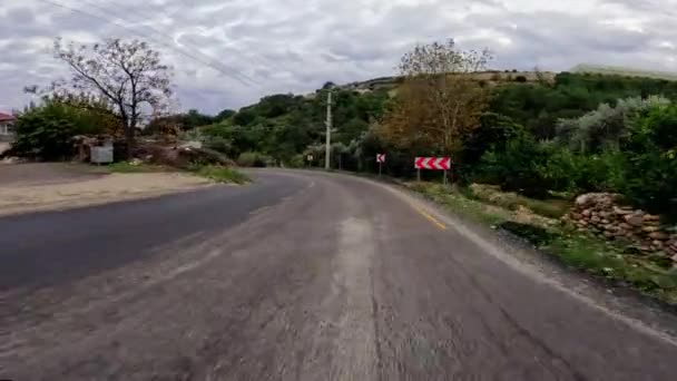 Conducir Por Carretera Montaña Paisaje Forestal Marcas Amarillas Camino Través — Vídeo de stock