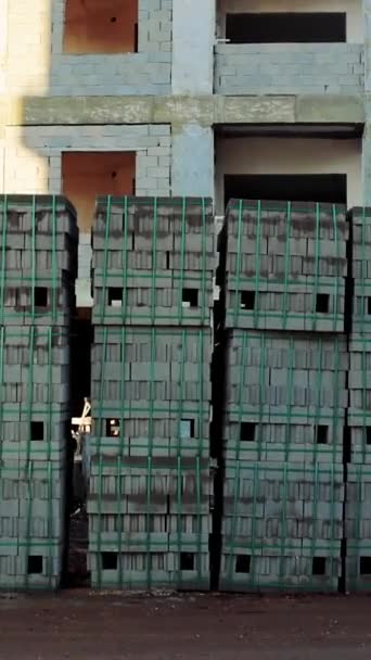 Строительная Площадка Блоками Пемзы Поддонах Показывающая Прогресс Строительства Многочисленные Блоки — стоковое видео