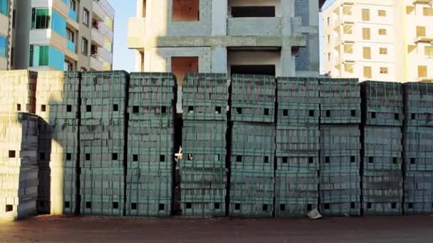 Строительная Площадка Блоками Пемзы Поддонах Показывающая Прогресс Строительства Многочисленные Блоки — стоковое видео