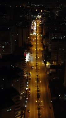 Gece kenti, karanlık Mersin 'deki parlak ışıklarla çelişiyor, gece kenti, karanlık şehir güzelliğini ortaya çıkarıyor, gece kenti, aydınlık sokaklar tarafından delinen karanlık. Yüksek kalite 4k görüntü