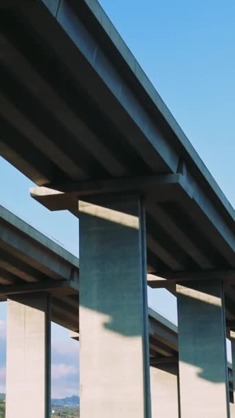 Vedere Dronă Drumurilor Expres Montane Viaduct Beton Viaductul Acoperă Peisajul — Videoclip de stoc