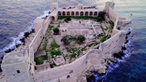 12世纪拜占庭城堡巨大的废墟在梅尔辛夕阳西下地中海沿岸体现了该地区的历史和建筑遗产 — 图库视频影像